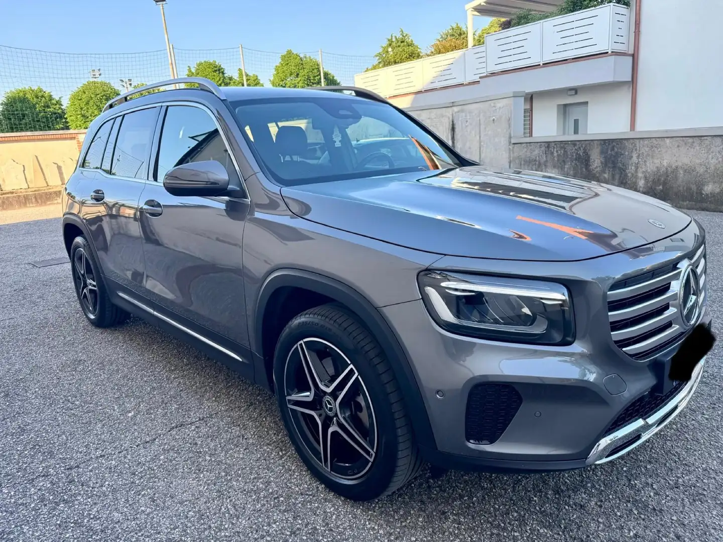 Mercedes-Benz GLB 200 d AMG Line Premium 4matic auto siva - 1