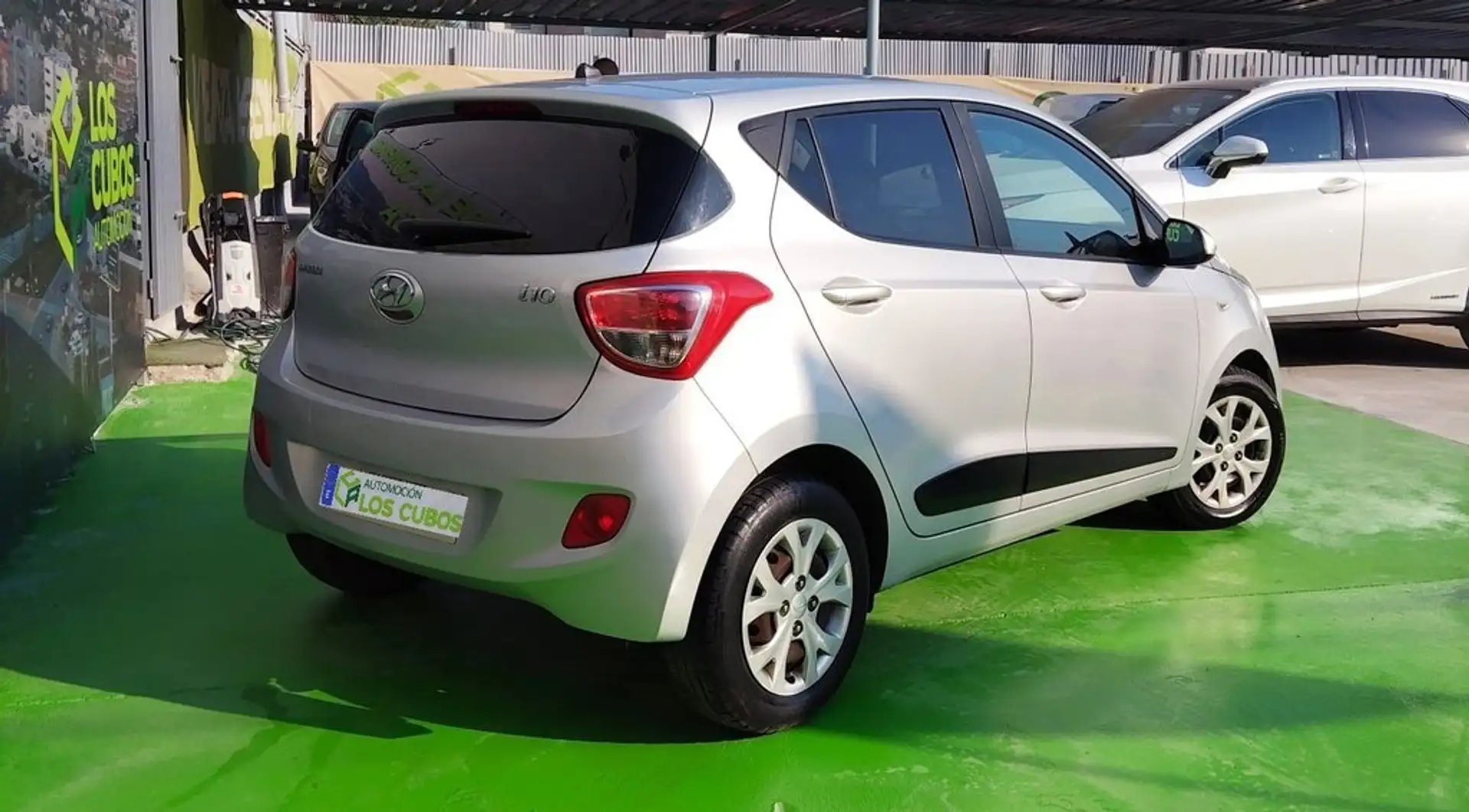 Hyundai i10 1.0 Klass Gris - 2