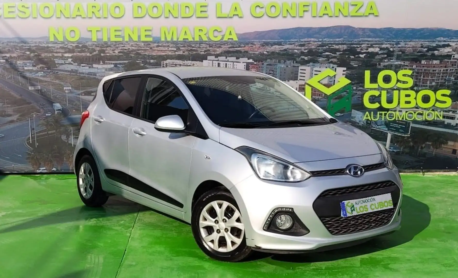 Hyundai i10 1.0 Klass Gris - 1