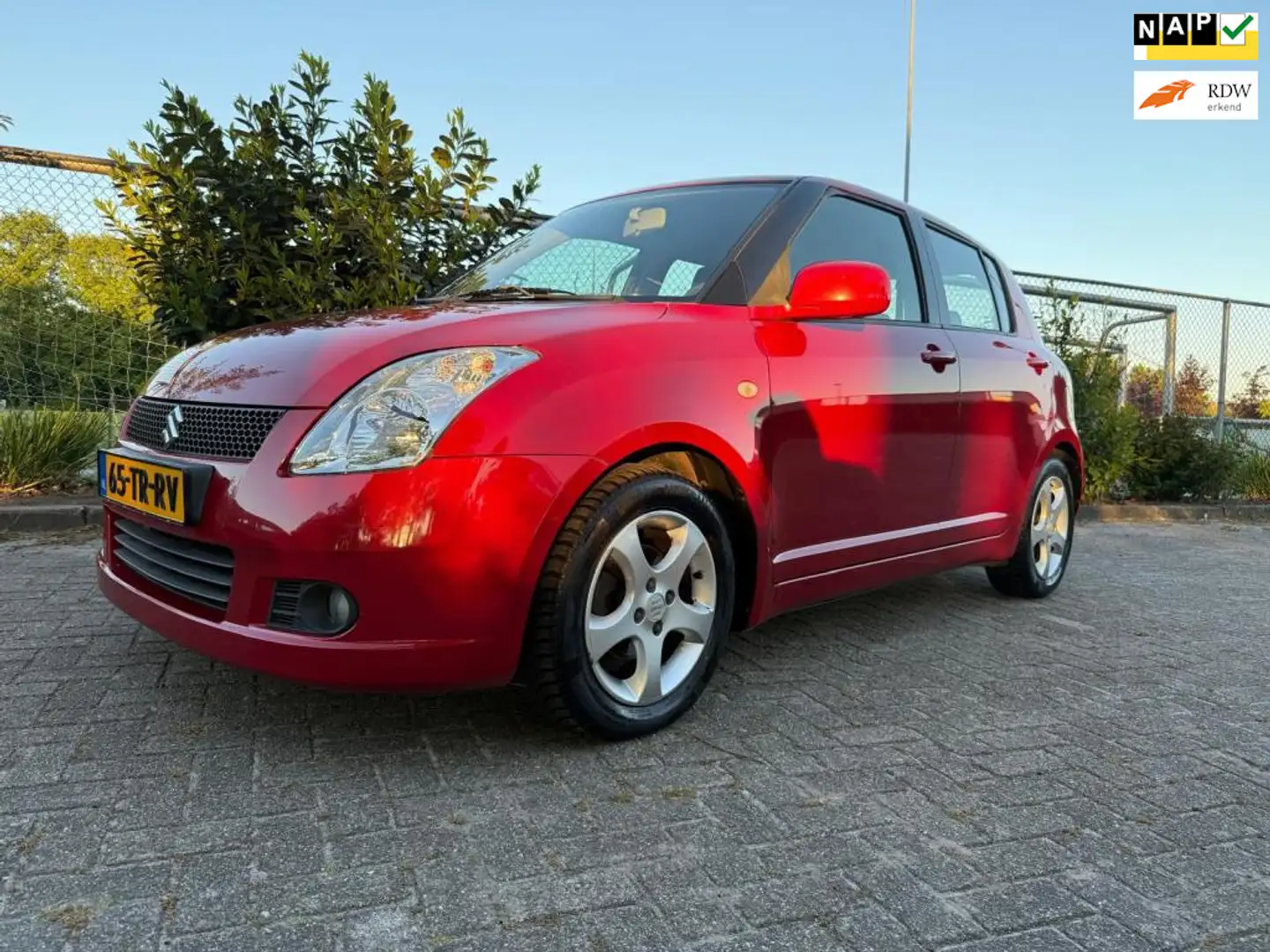 Suzuki Swift 1.3 Shogun I airco I stuurwielbediening I elektris Červená - 1