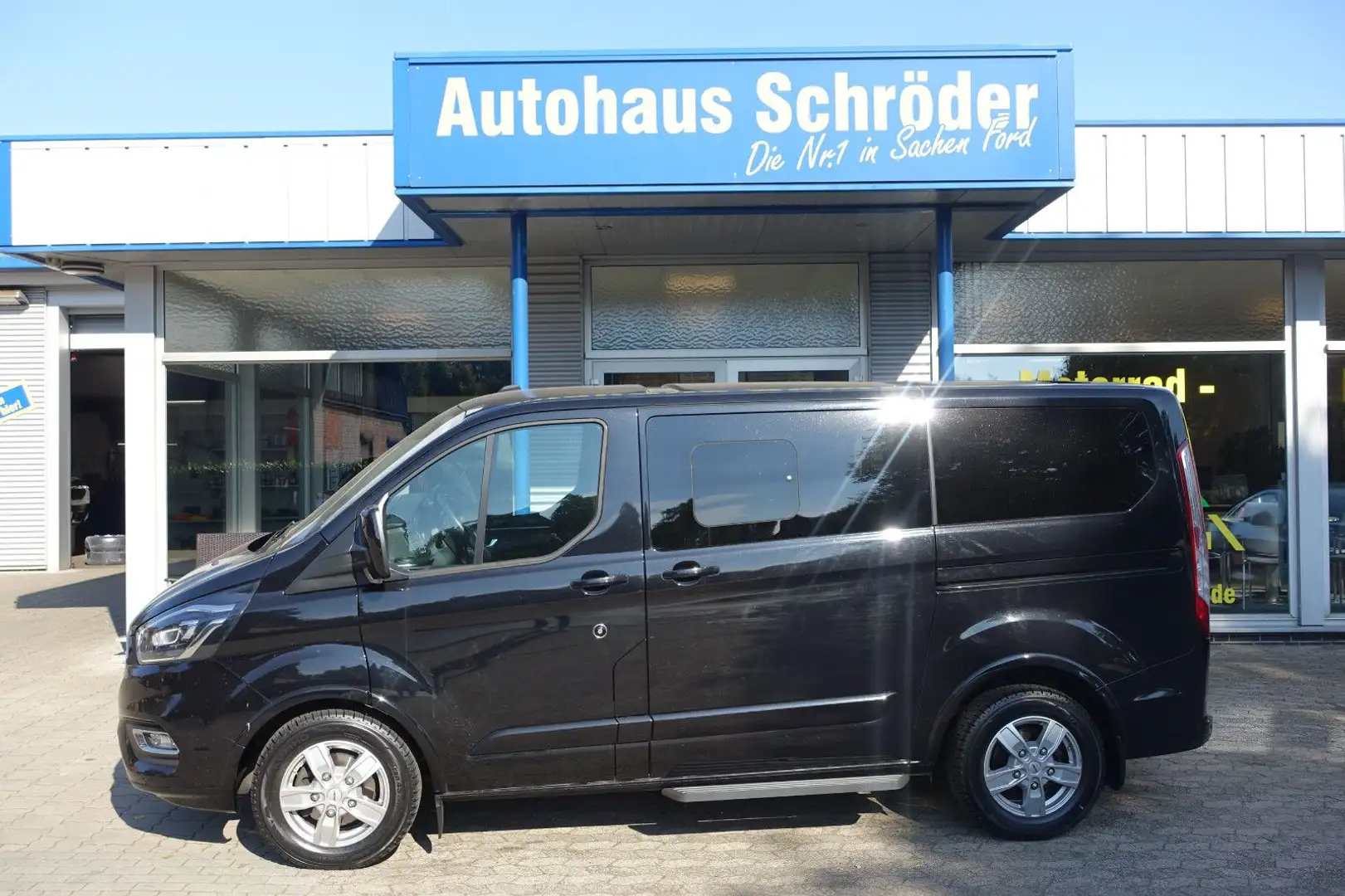 Ford Tourneo Custom Titanium X 320L1 / 8 Sitzer Schwarz - 1