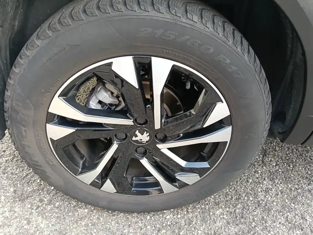 Peugeot 2008 view 5