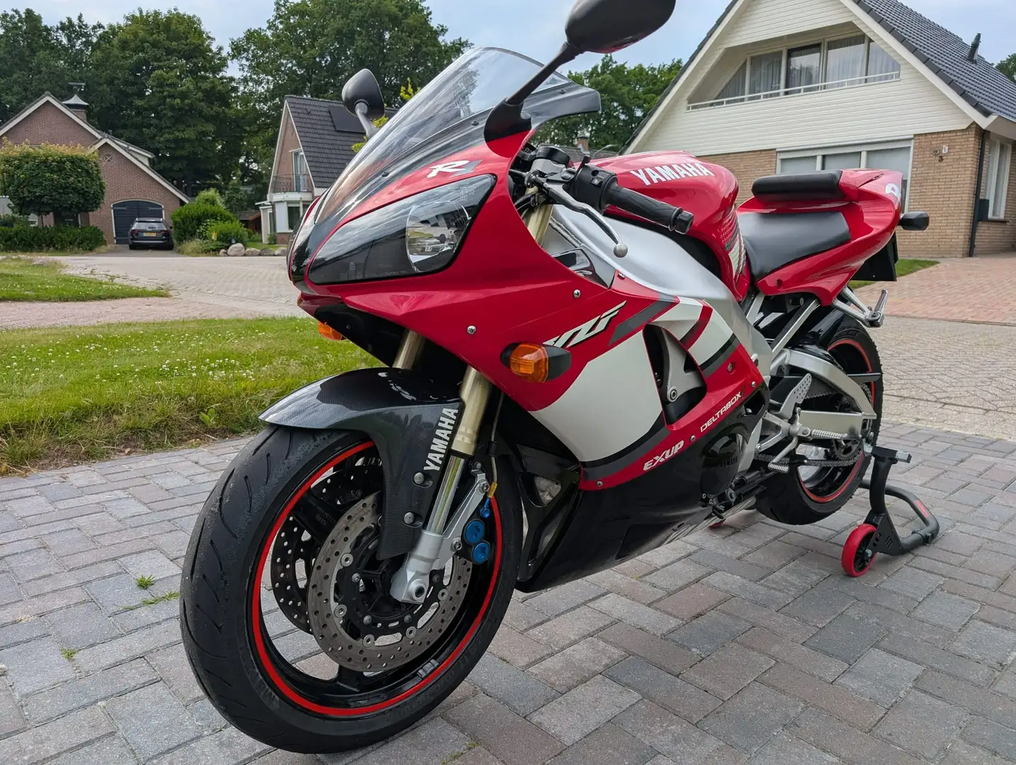 Yamaha YZF-R1 Rouge - 2