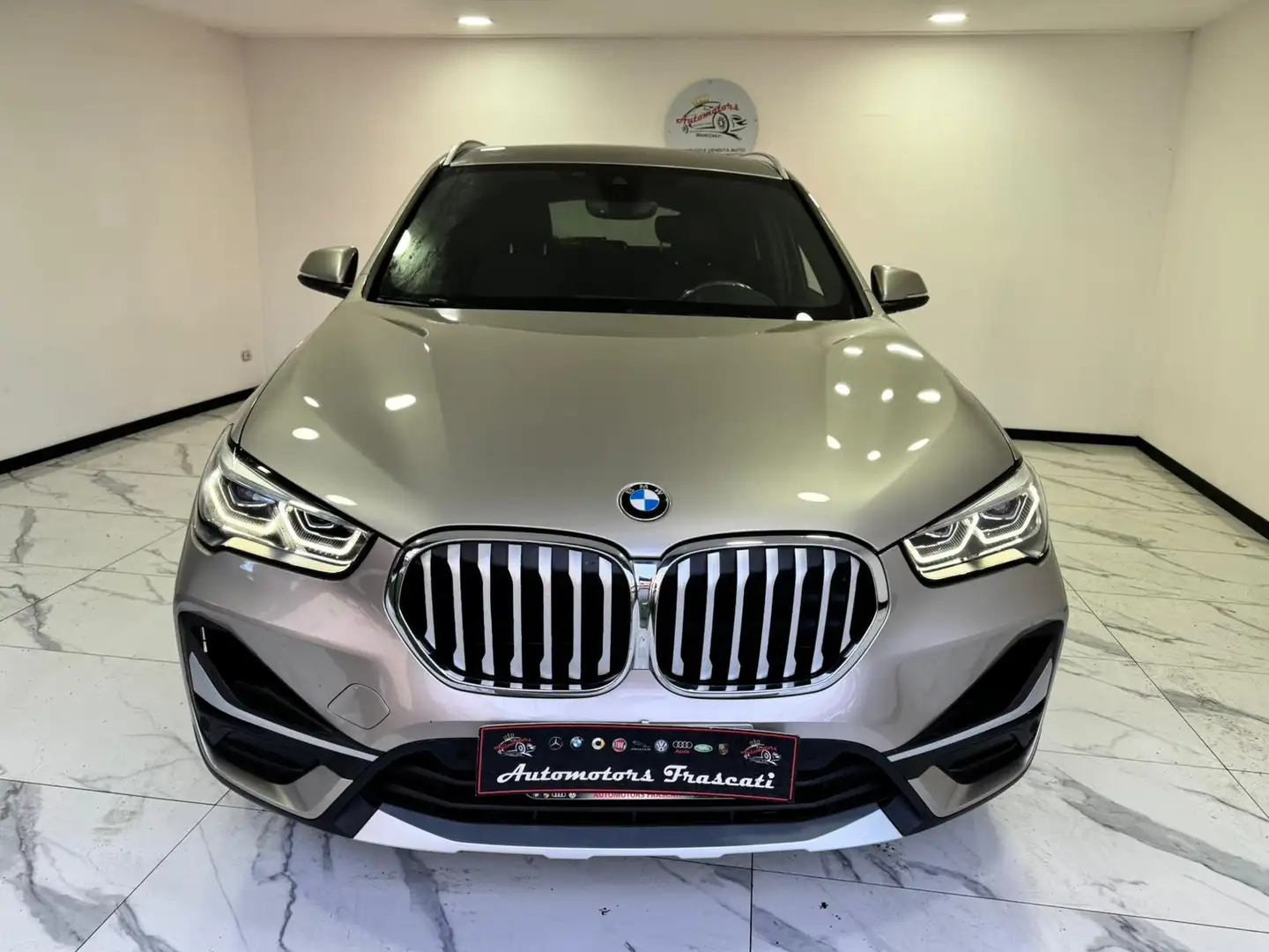 BMW X1 sdrive18d xLine auto-40 MILA KM-2020 Gris - 2