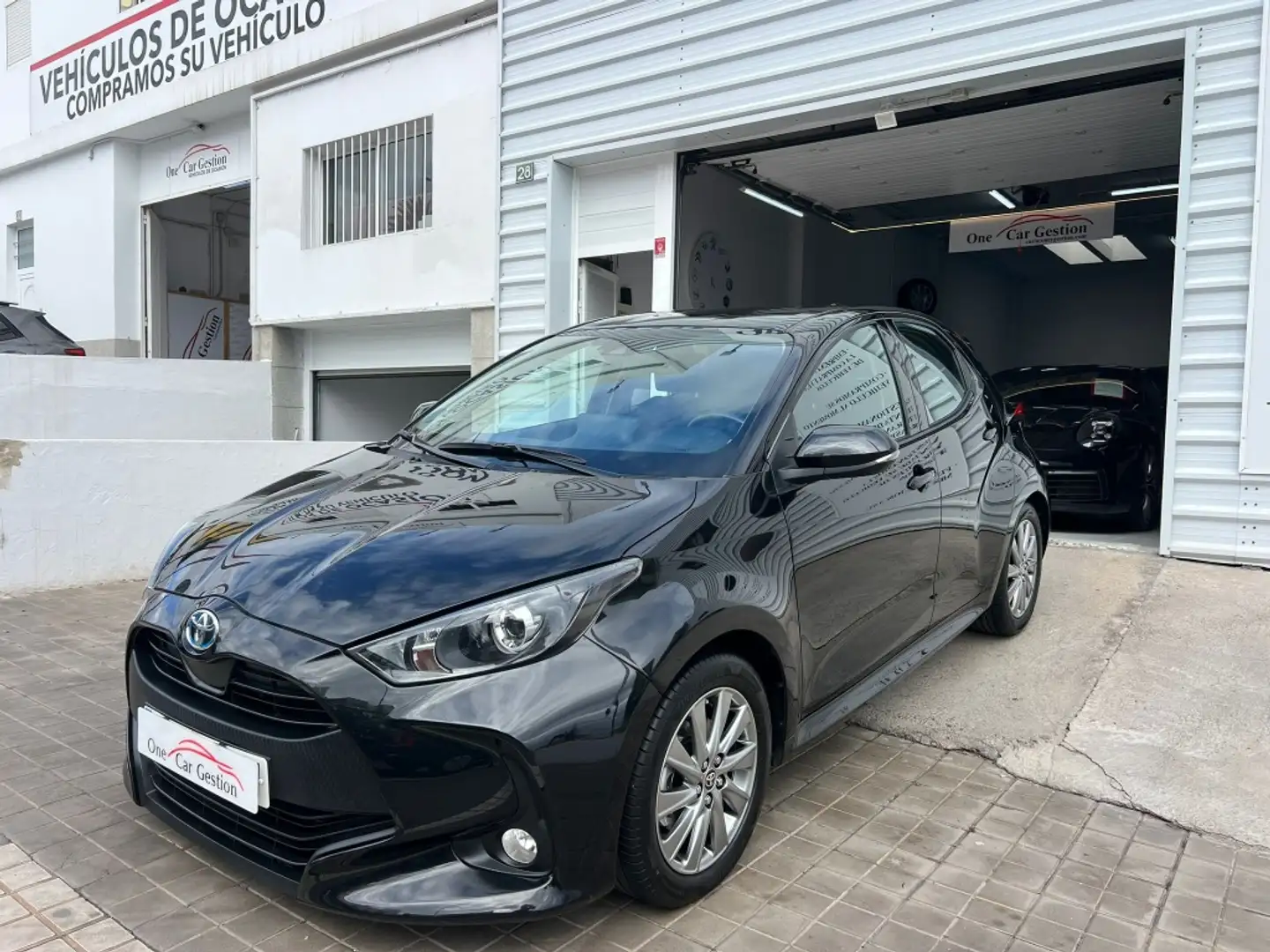 Toyota Yaris 120H 1.5 Active Tech Negro - 1