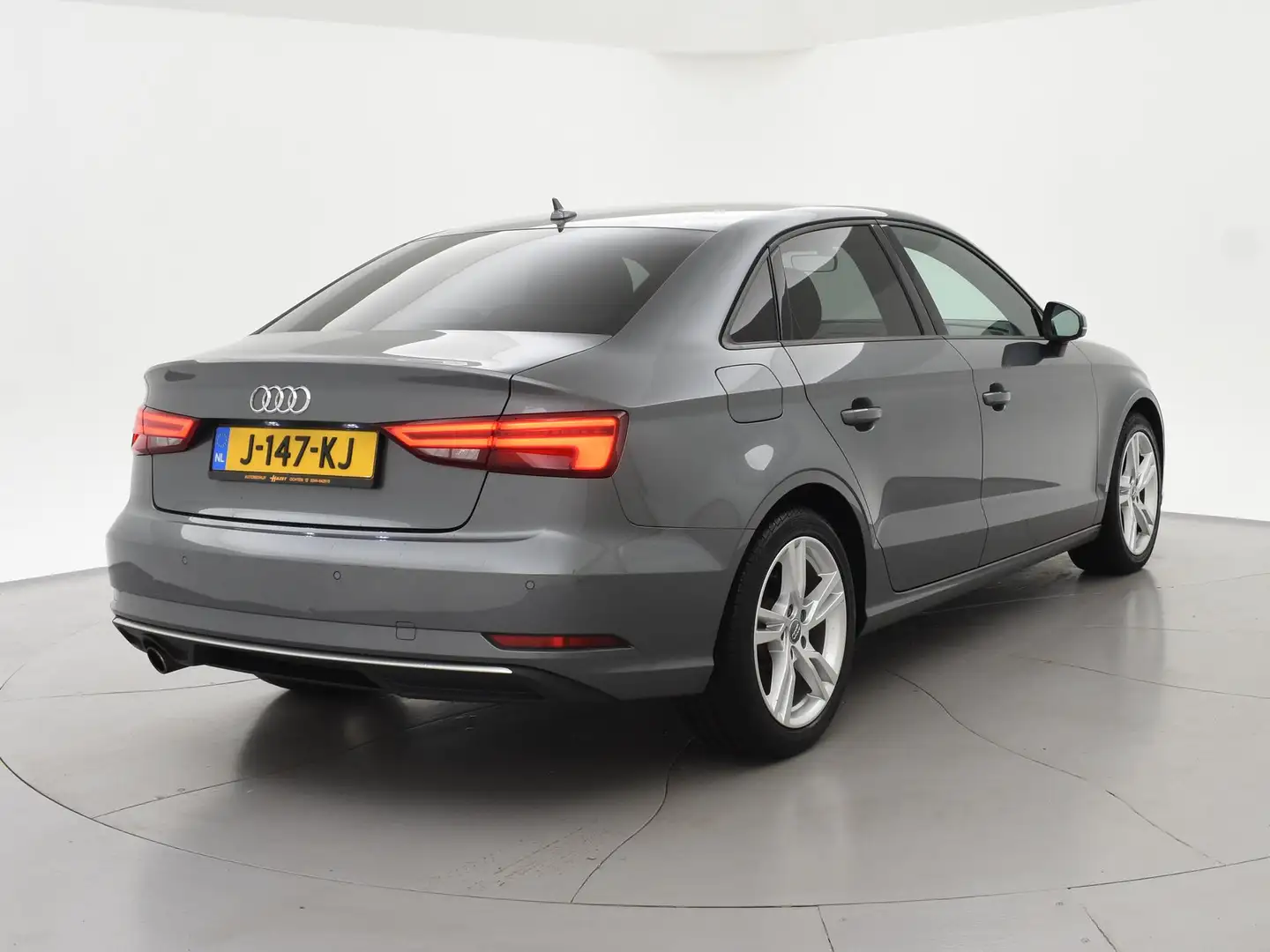 Audi A3 Limousine 1.0 TFSI + SPORTSTOELEN | STOELVERWARMIN Grijs - 2