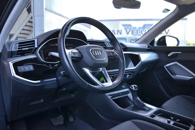 Audi Q3 view 7