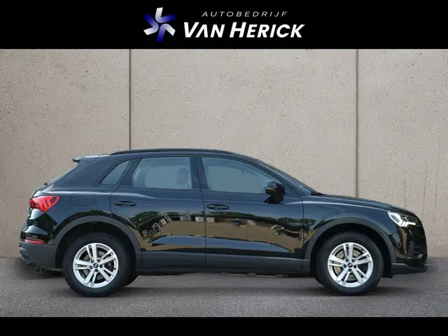 Audi Q3 view 4