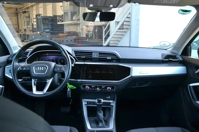 Audi Q3 view 9