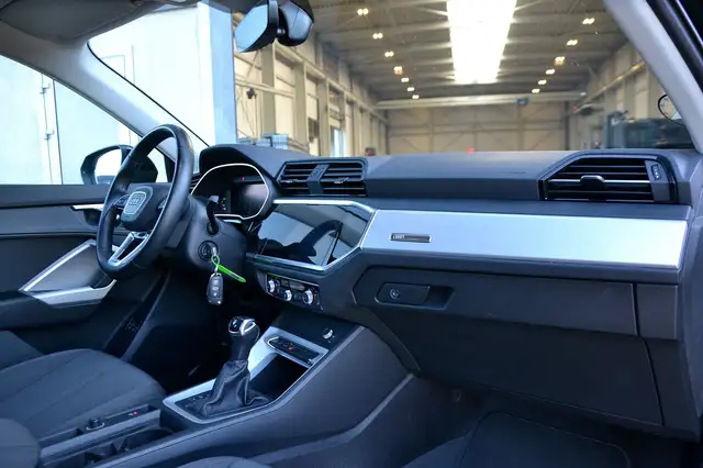 Audi Q3 view 11