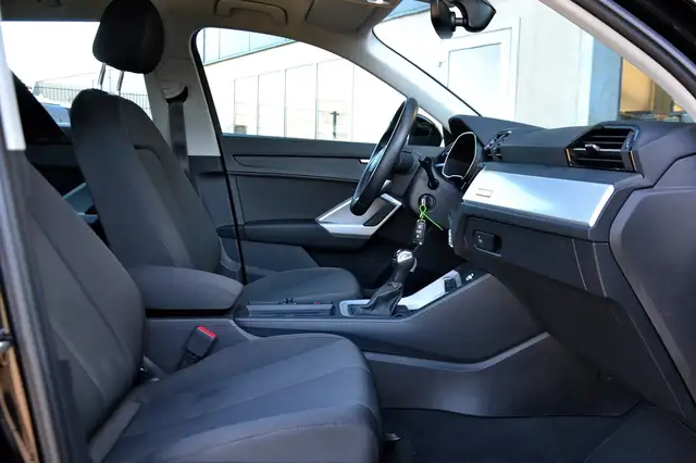 Audi Q3 view 10