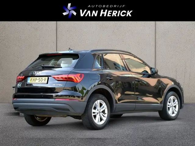Audi Q3 view 3