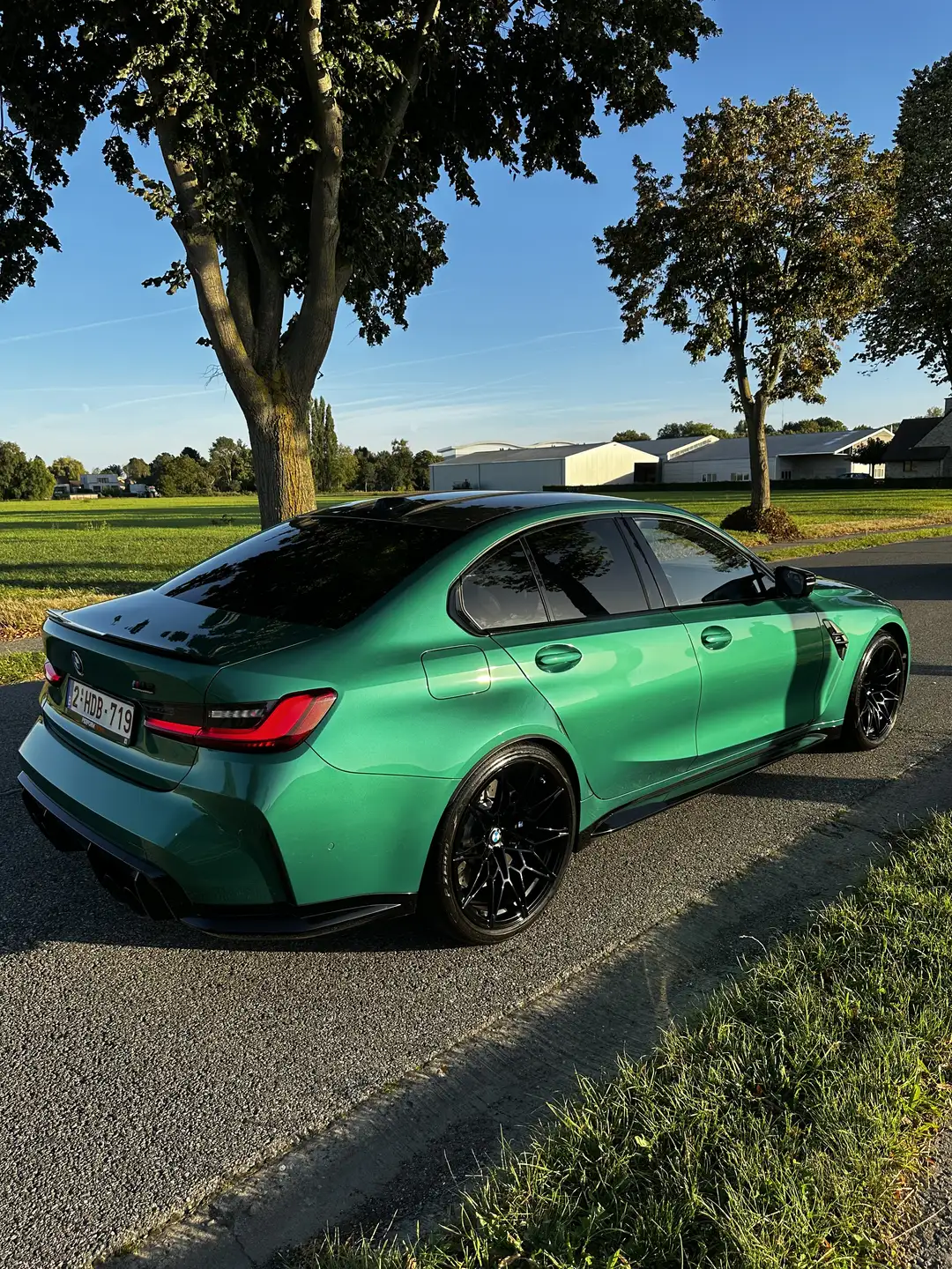 BMW M3 Sedan 2024 그린 사진 5