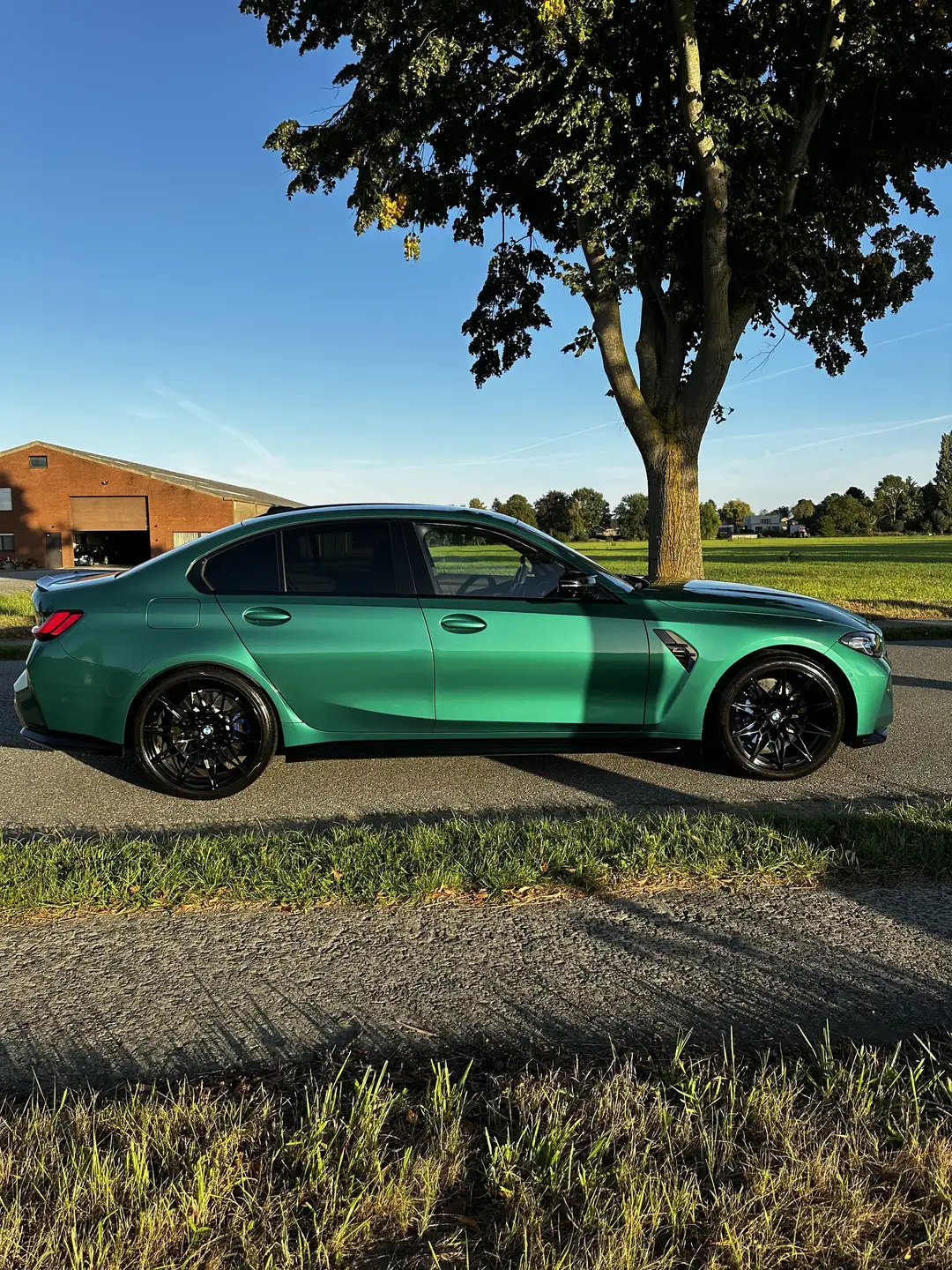 BMW M3 Sedan 2024 그린 사진 4