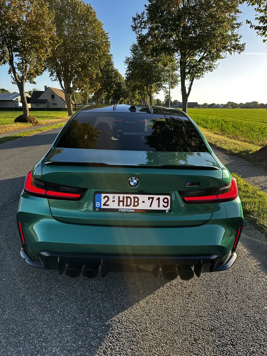 BMW M3 Sedan 2024 그린 사진 6