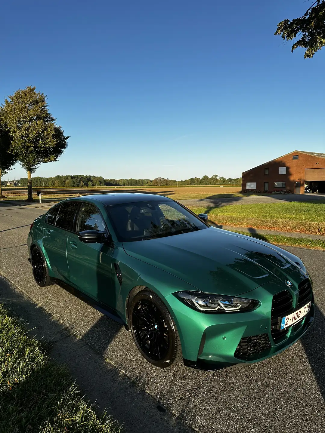 BMW M3 Sedan 2024 그린 사진 3