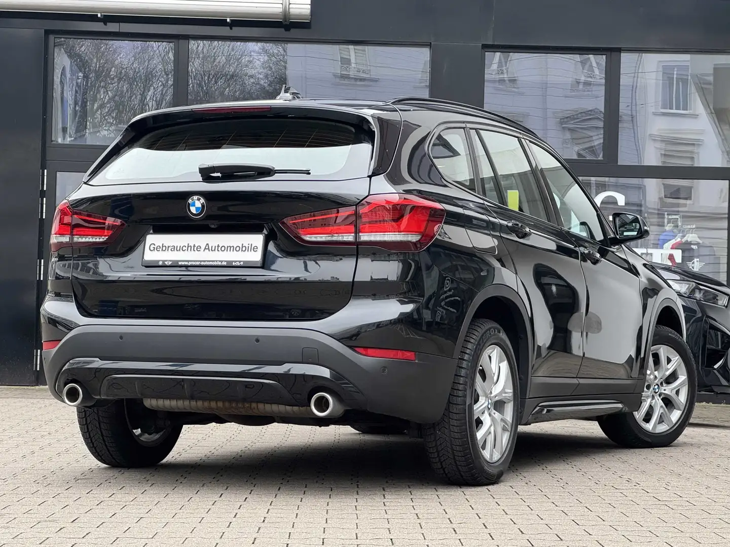 BMW X1 xDrive20i Sport Line LED Navi DA PA PDC RFK Noir - 2