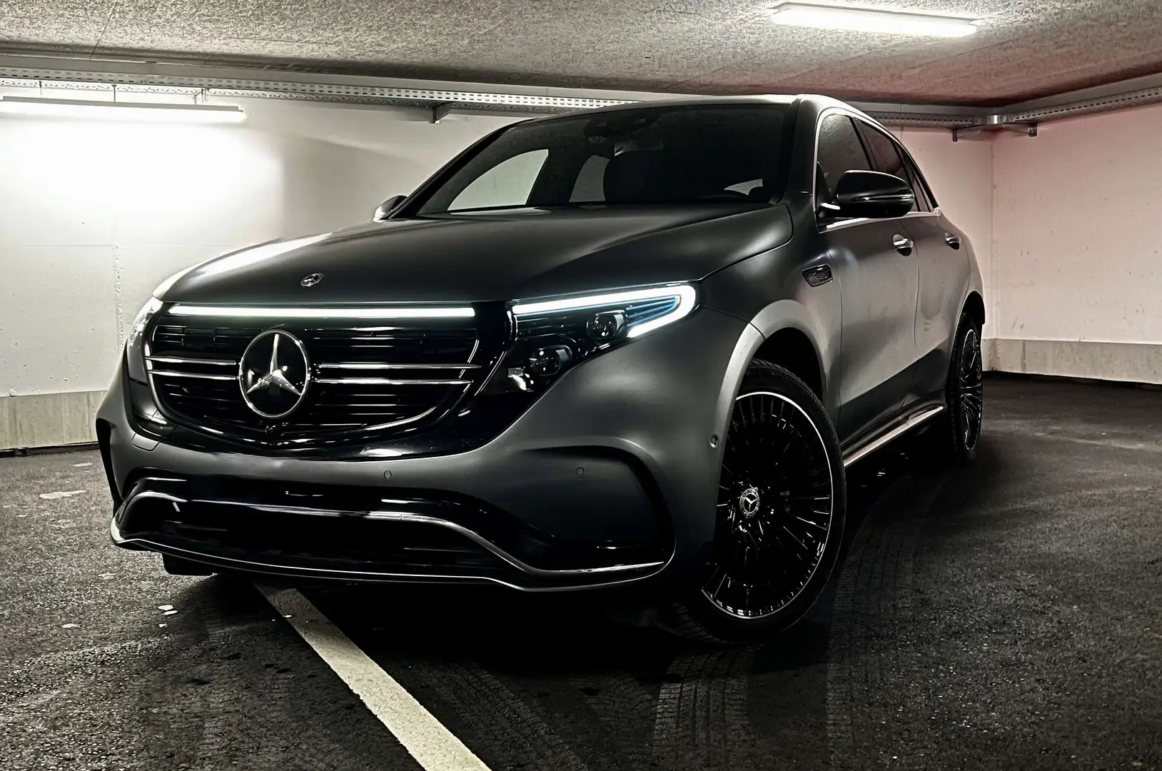 Mercedes-Benz EQC 400 Mercedes EQC 400 4MATIC AMG Line | MANUFAKTUR sele Grau - 1