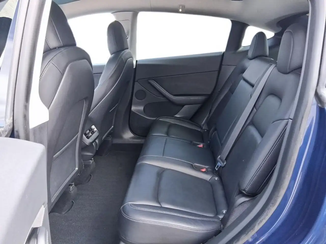 Tesla Model Y снимка Tesla Model Y