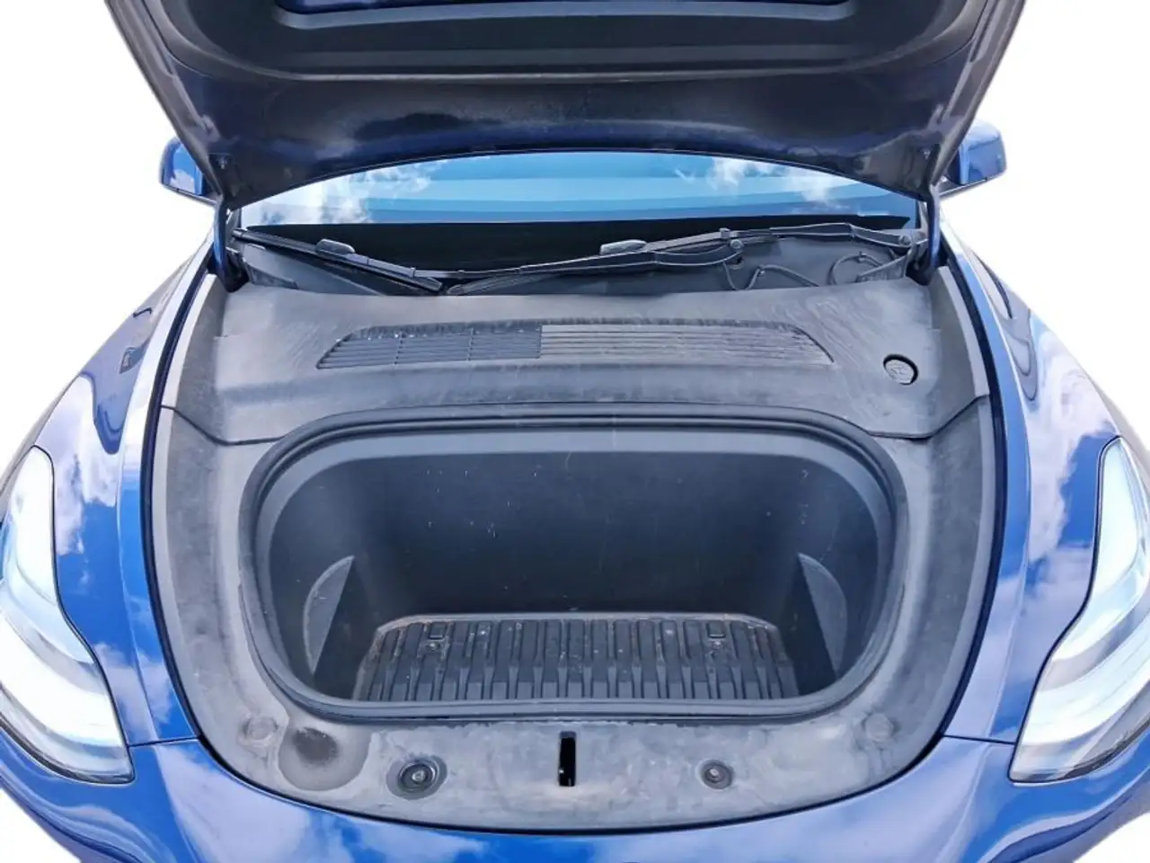 Tesla Model Y снимка Tesla Model Y