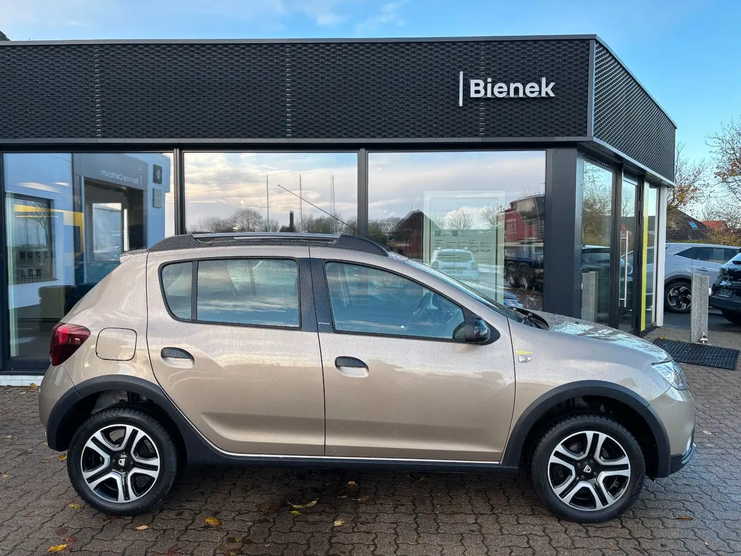 Dacia Sandero Stepway Celebration TCe 90 Beige - 1