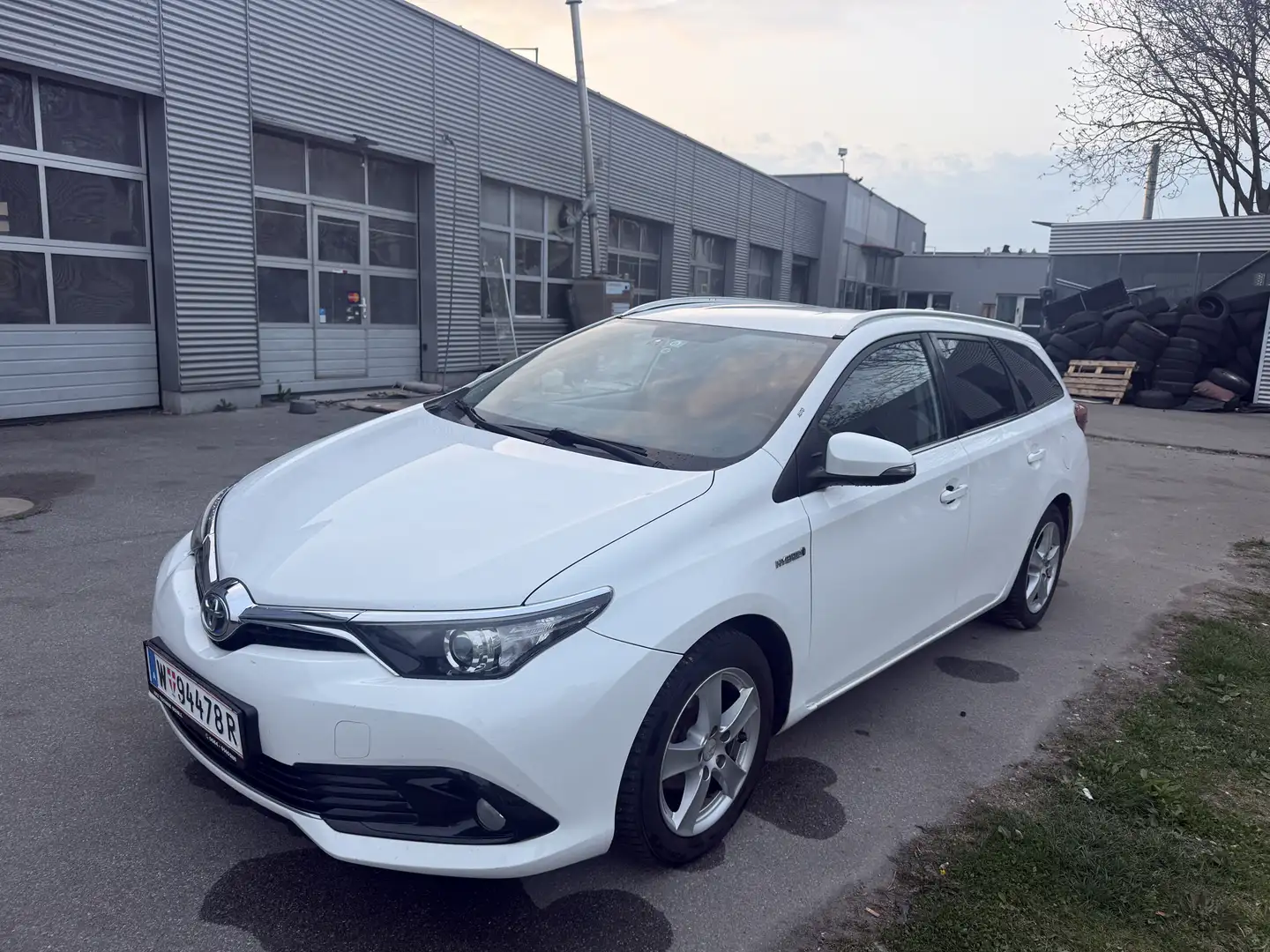 Toyota Auris 1.8 VVT-i Hybrid Automatik Touring Sports Comfort - 1