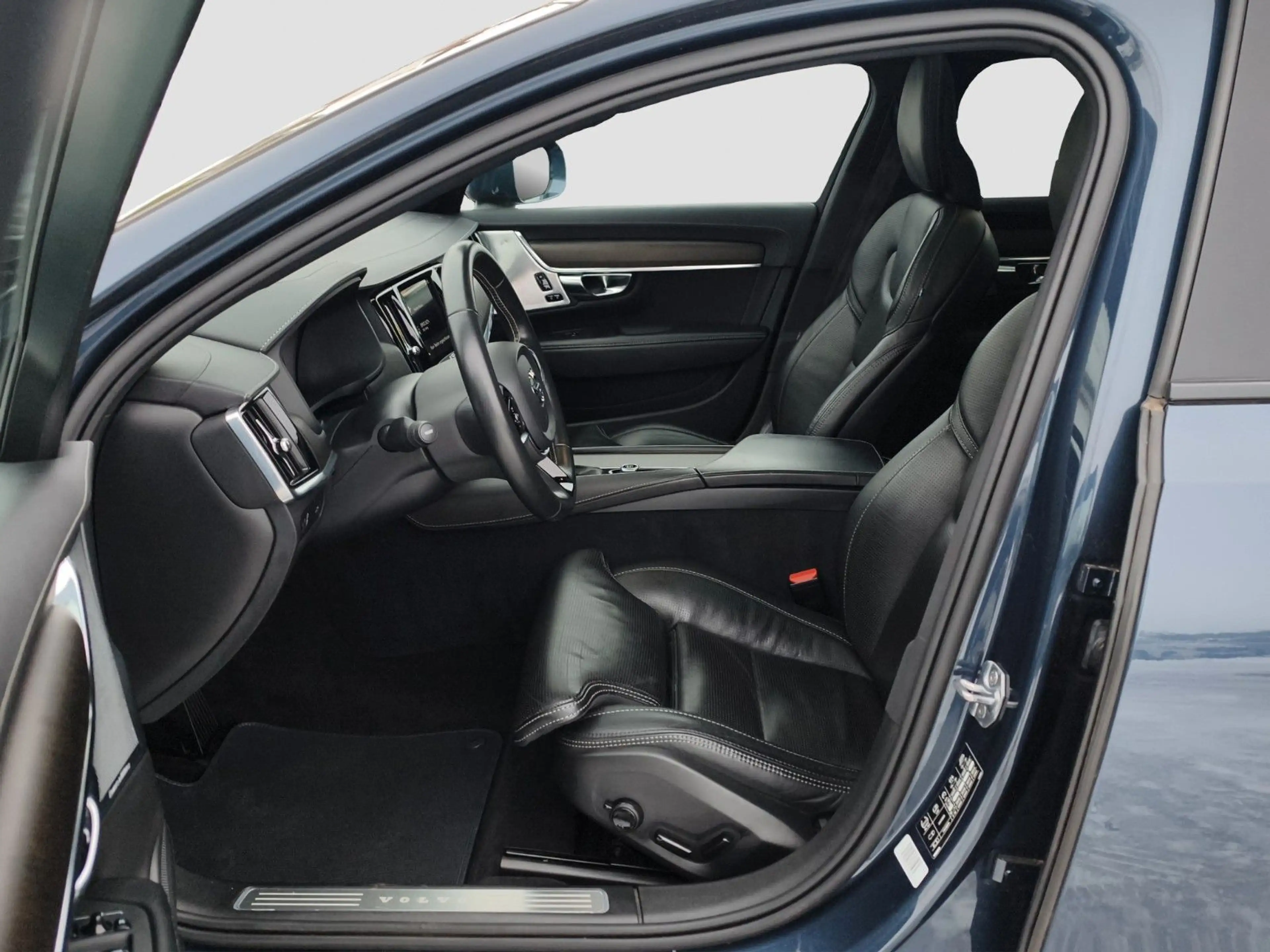 Volvo V90 Cross Country V90 D5 Cross Country Pro AWD — photo 9