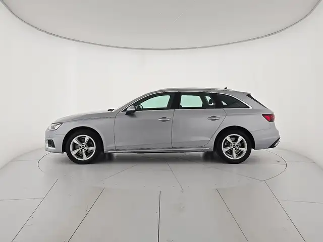 Audi A4 Avant view 2