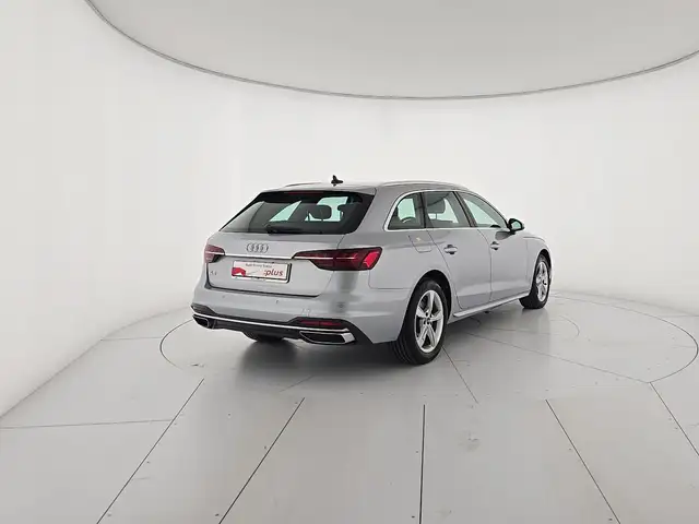 Audi A4 Avant view 5