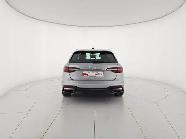 Audi A4 Avant view 4