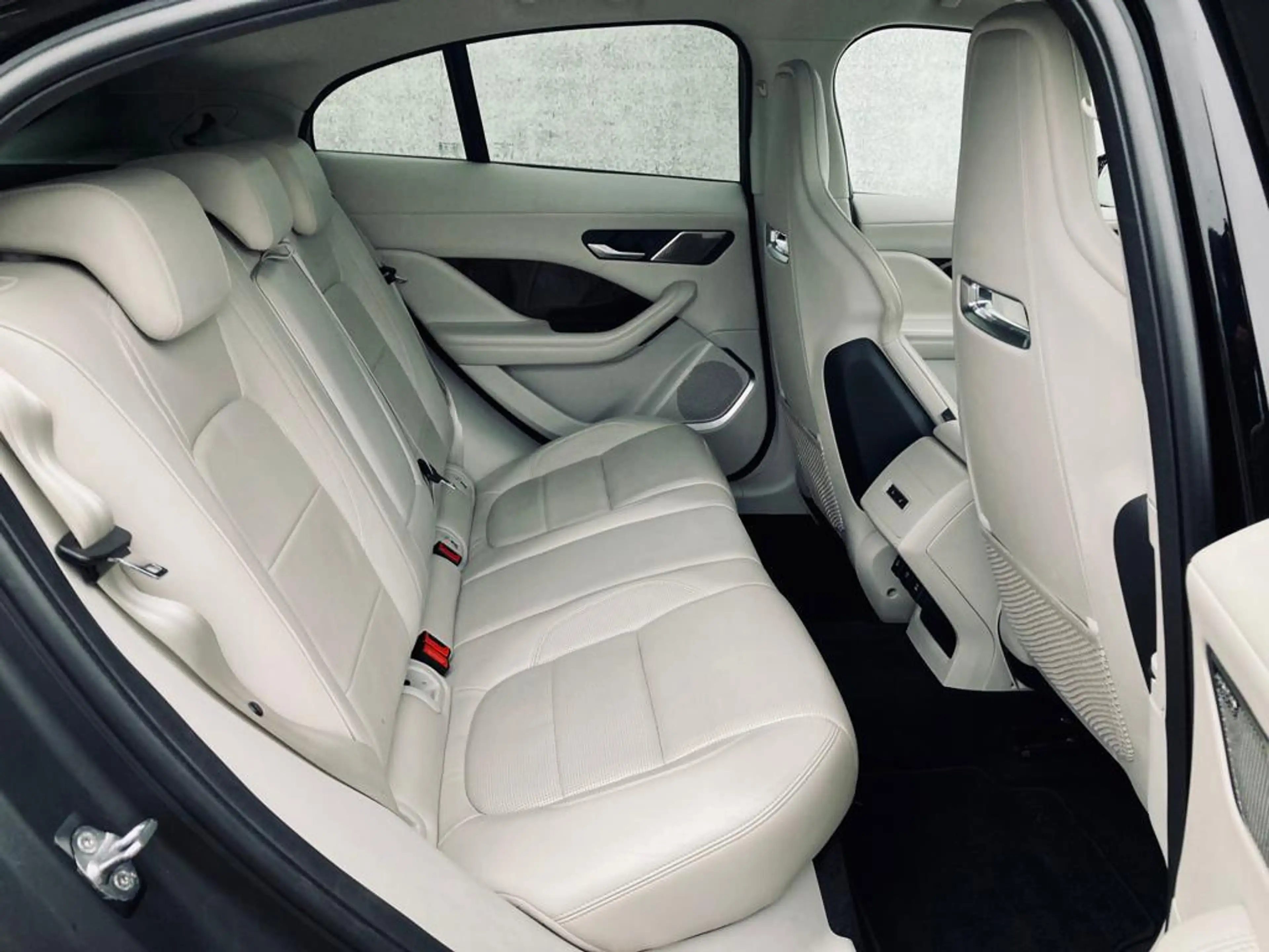 Jaguar I-Pace HSE-Approved 24 mois-disponibl — photo 9