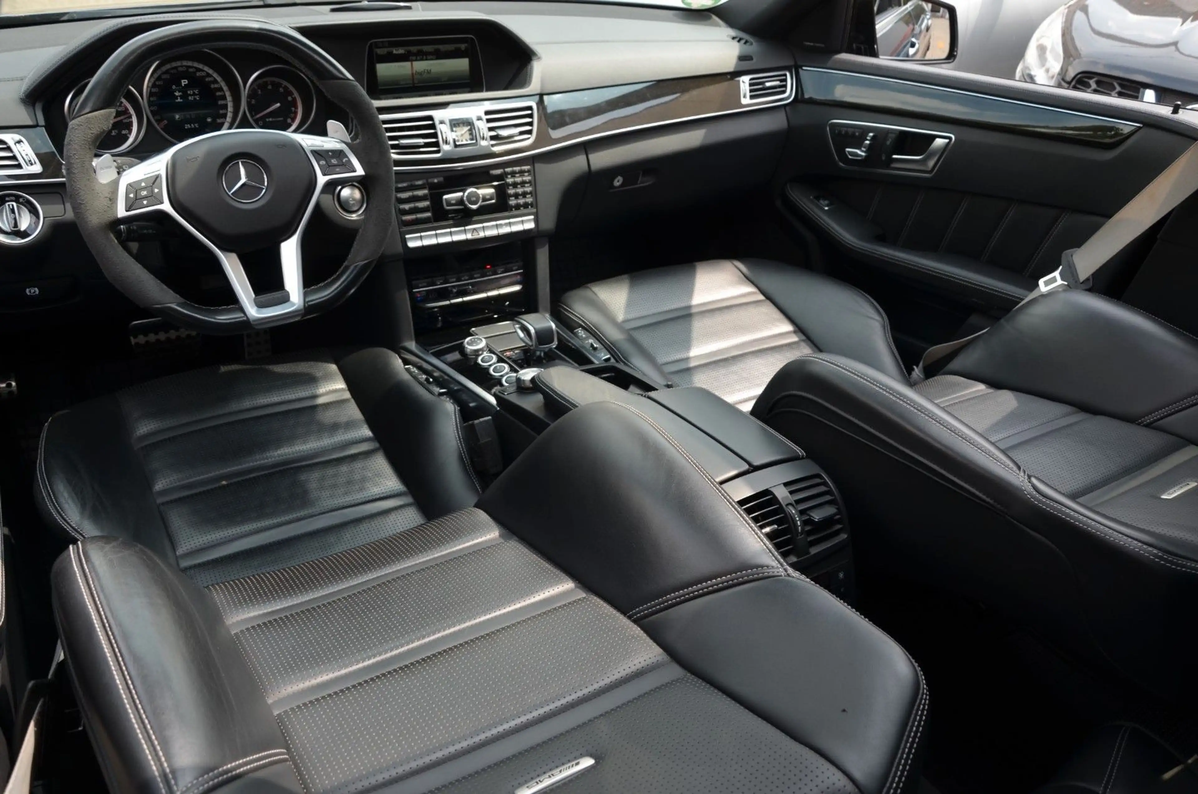 Mercedes-Benz E 63 AMG E 63 S AMG 4Matic Voll Ausstattung Sehr Sauber — photo 17