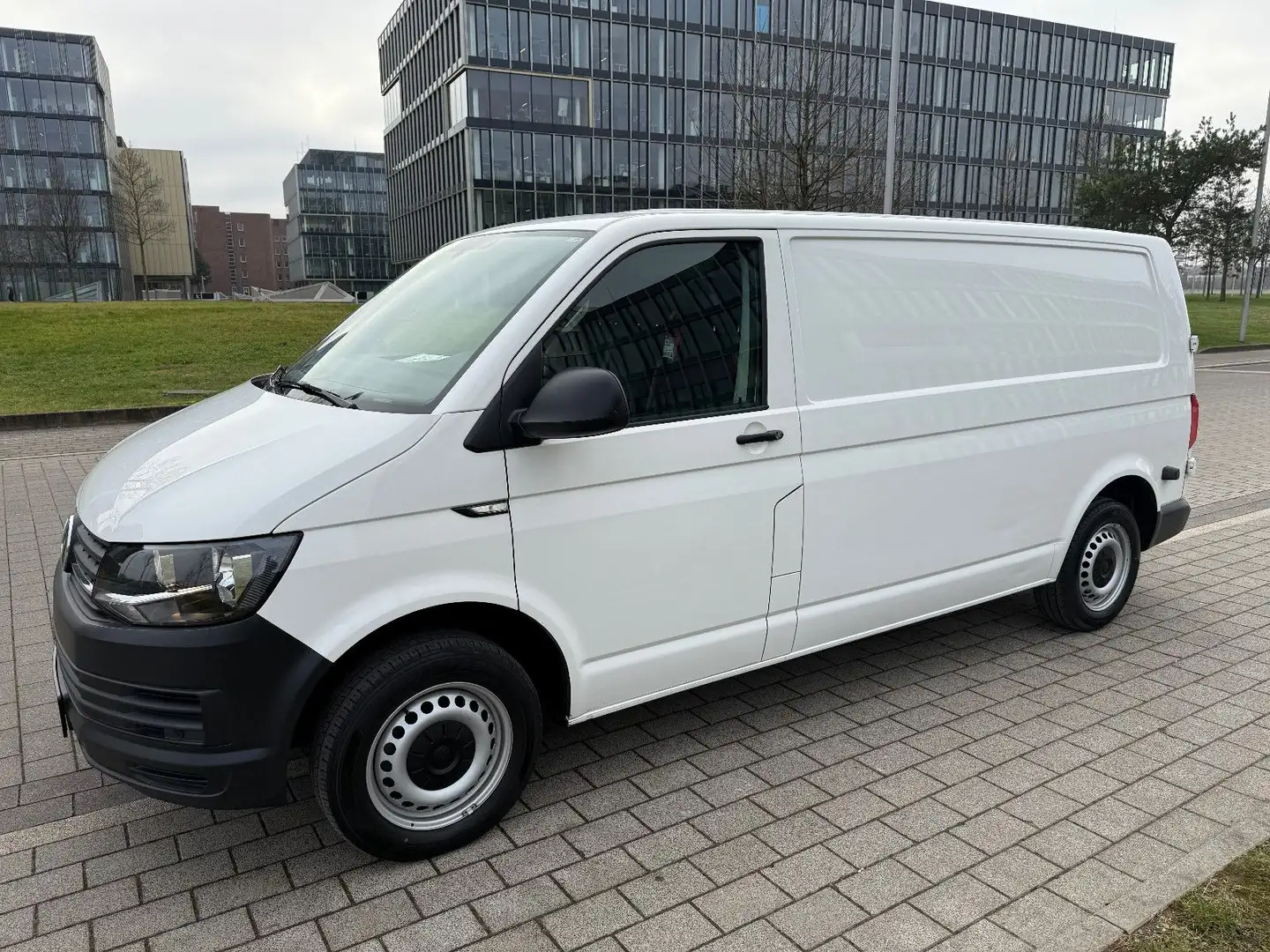 Volkswagen T6 Transporter Kasten lang + DSG + NAVI + PDC + Wit - 1