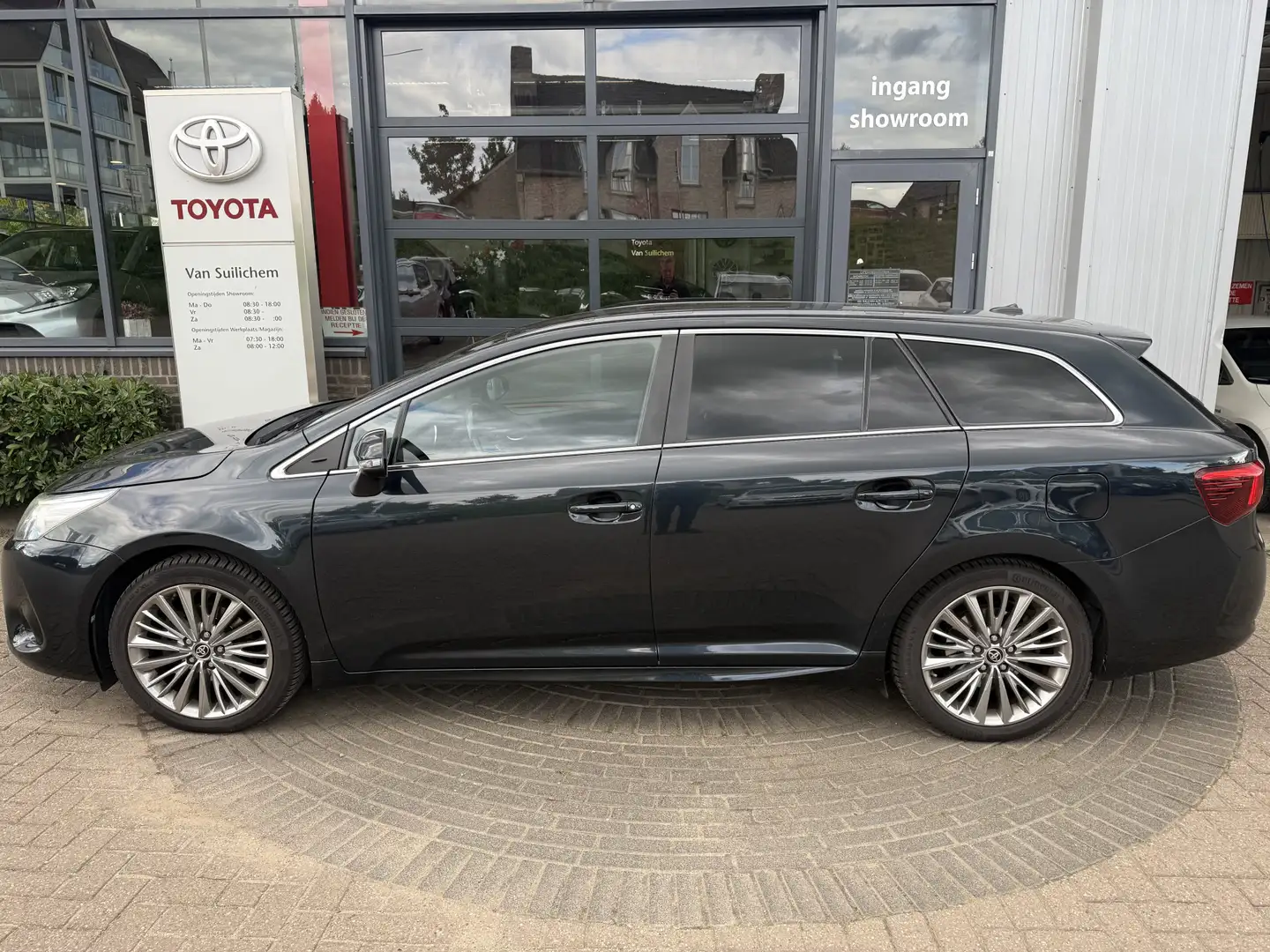 Toyota Avensis Touring Sports 1.8 VVT-i Lease Pro Grijs - 2