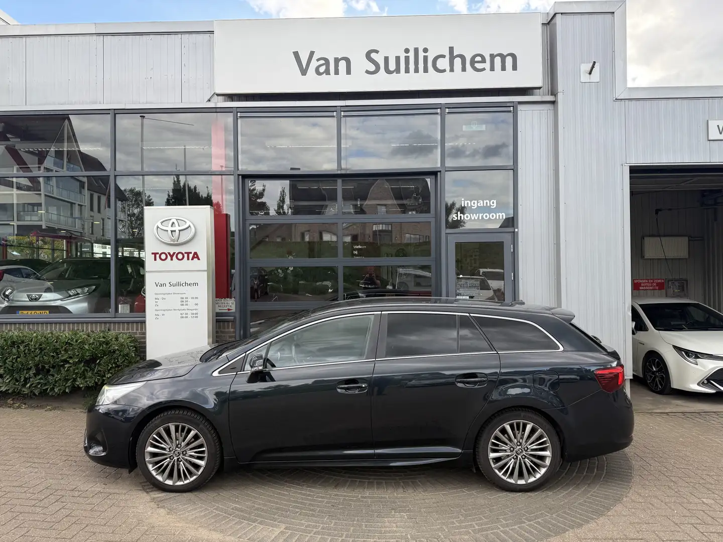Toyota Avensis Touring Sports 1.8 VVT-i Lease Pro Grijs - 1