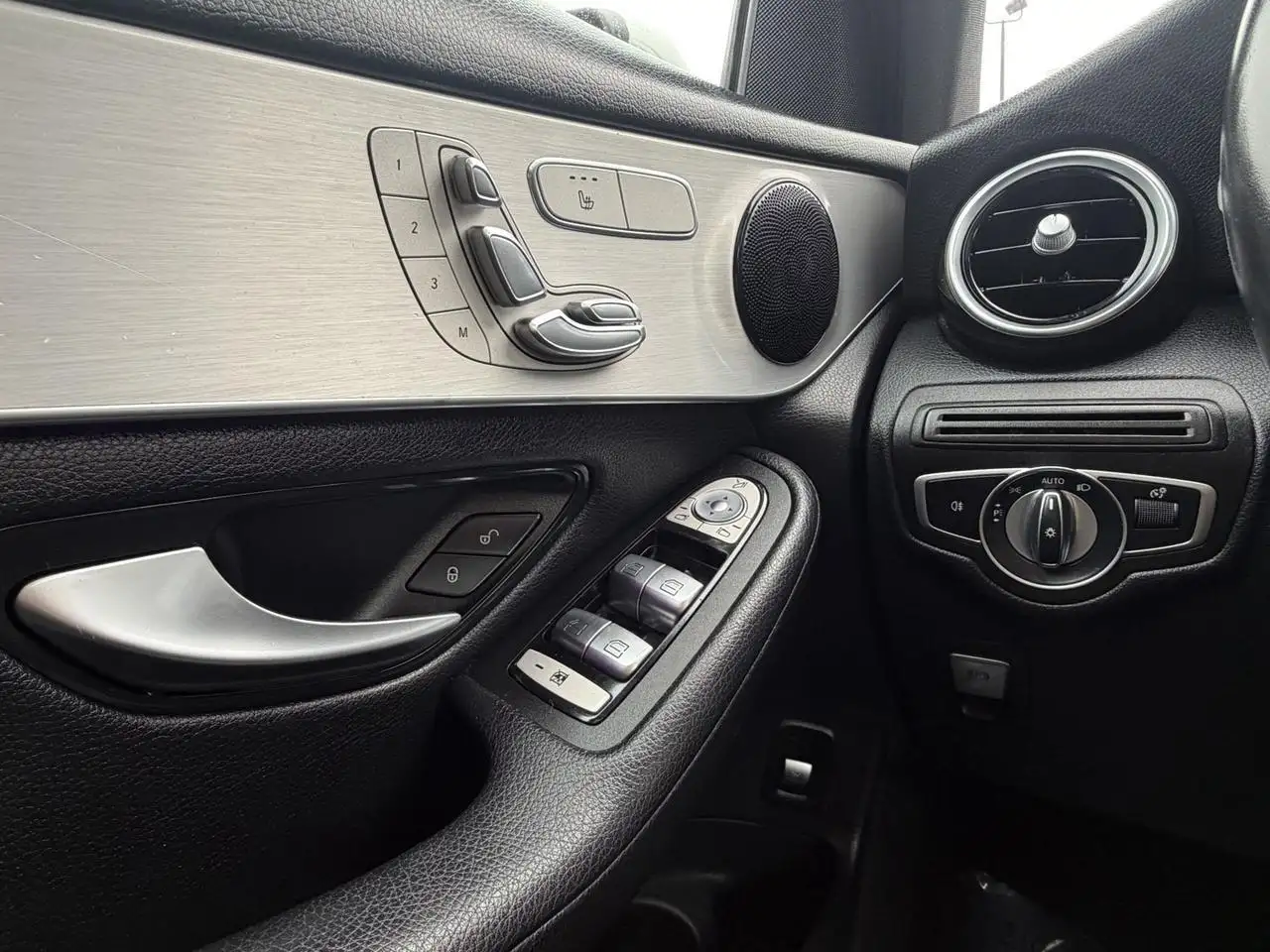 Mercedes-Benz GLC снимка Mercedes-Benz GLC