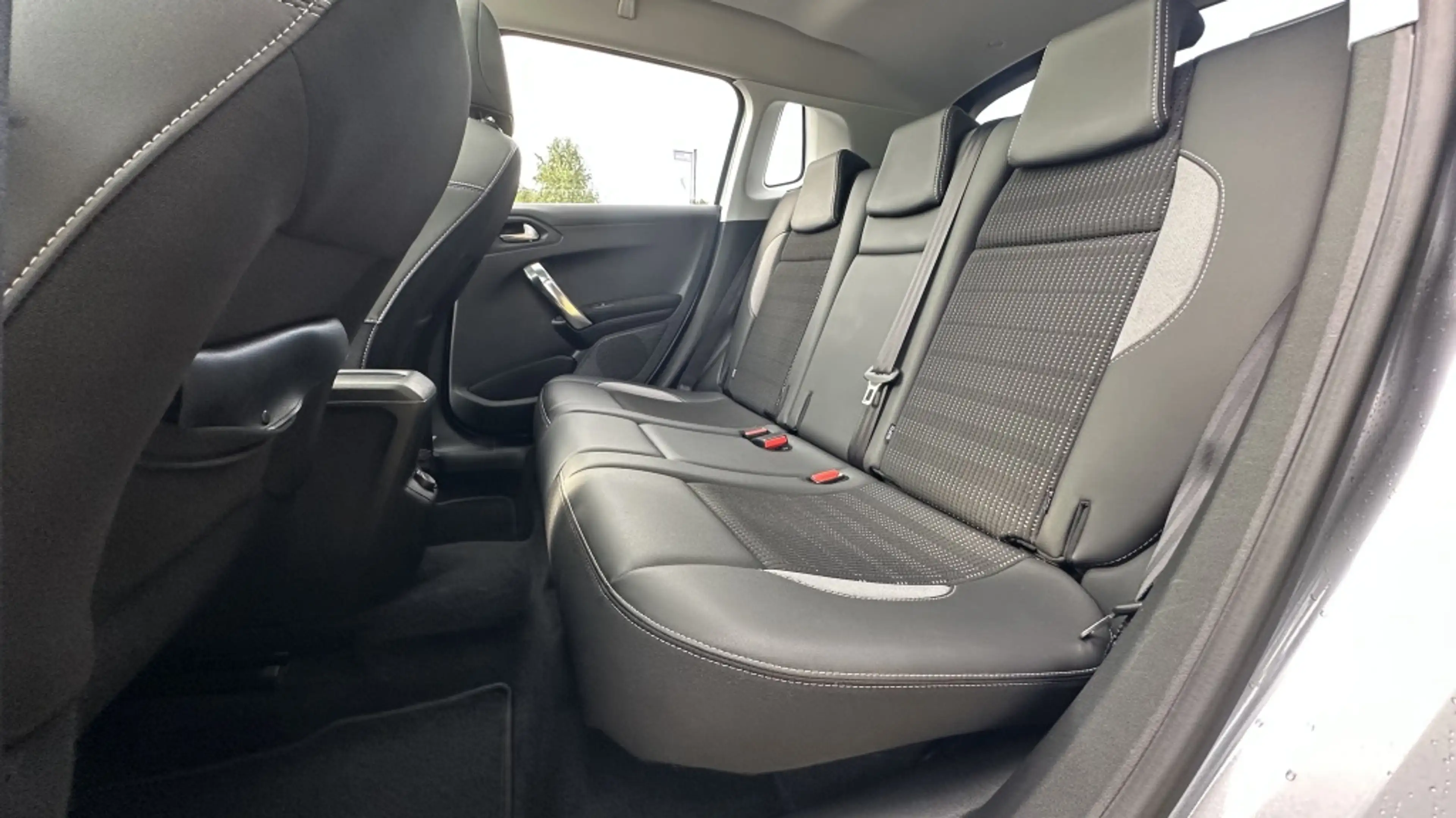 Peugeot 2008 1.2 Allure - Pano - Cruise - Park assist! — photo 10