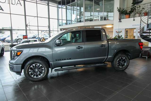 Nissan Navara Titan 5.6L V8 4WD Platinum Midnight/Kamera/SHZ/