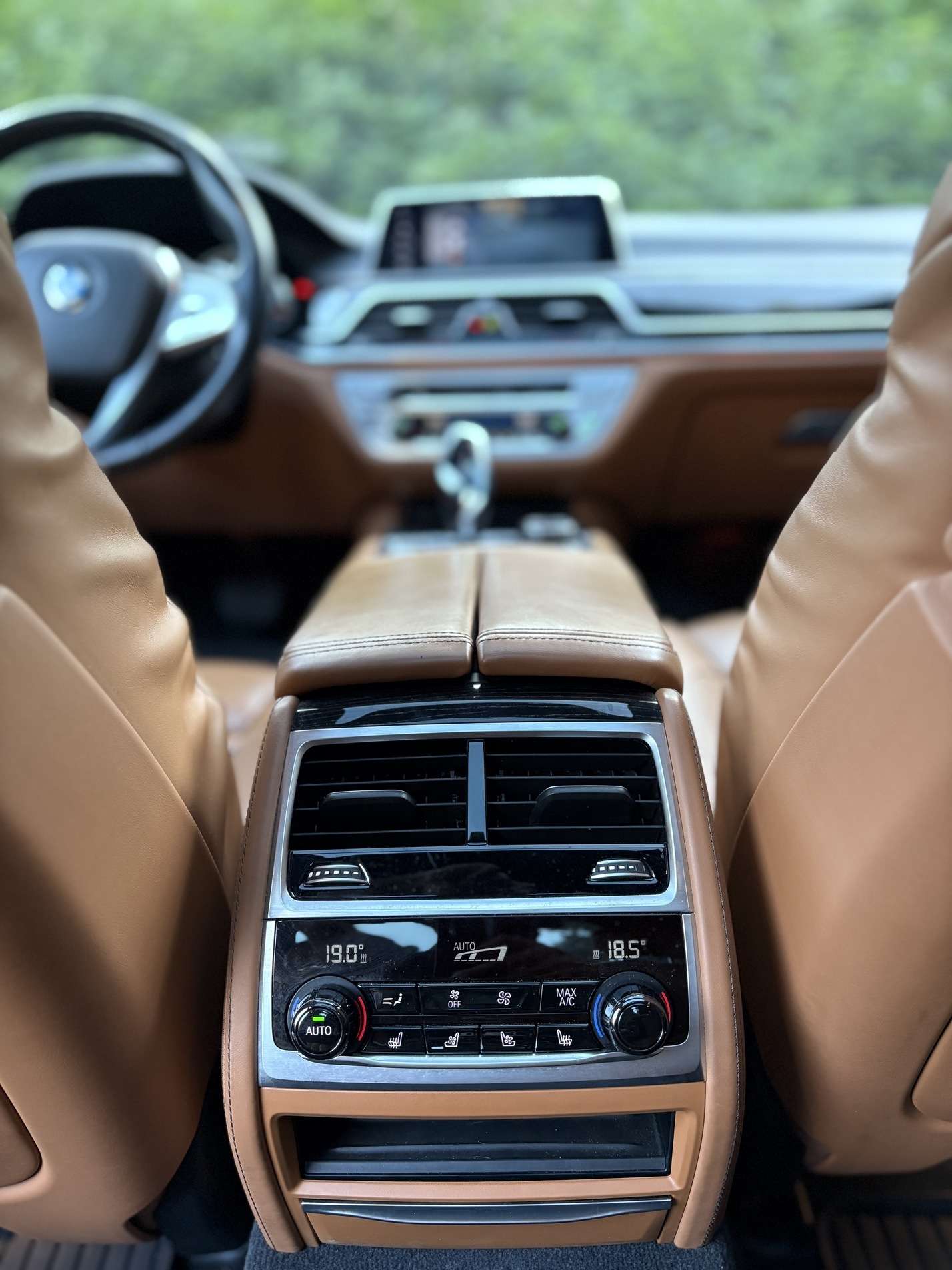 2016 BMW 7 Series 4dr Sdn 750Li xDrive AWD 4.4L 8 cyl thumb 14