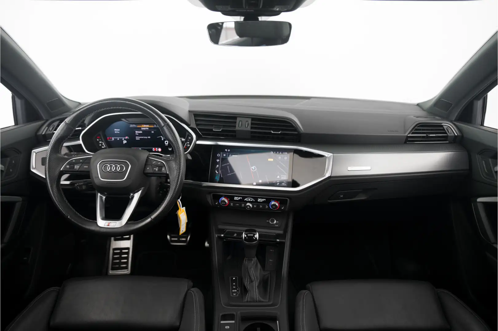 Audi Q3 35 TFSI S edition Panoramadak Trekhaak Digitale co Zwart - 2