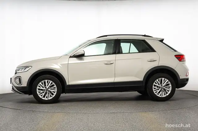 Volkswagen T-Roc view 3