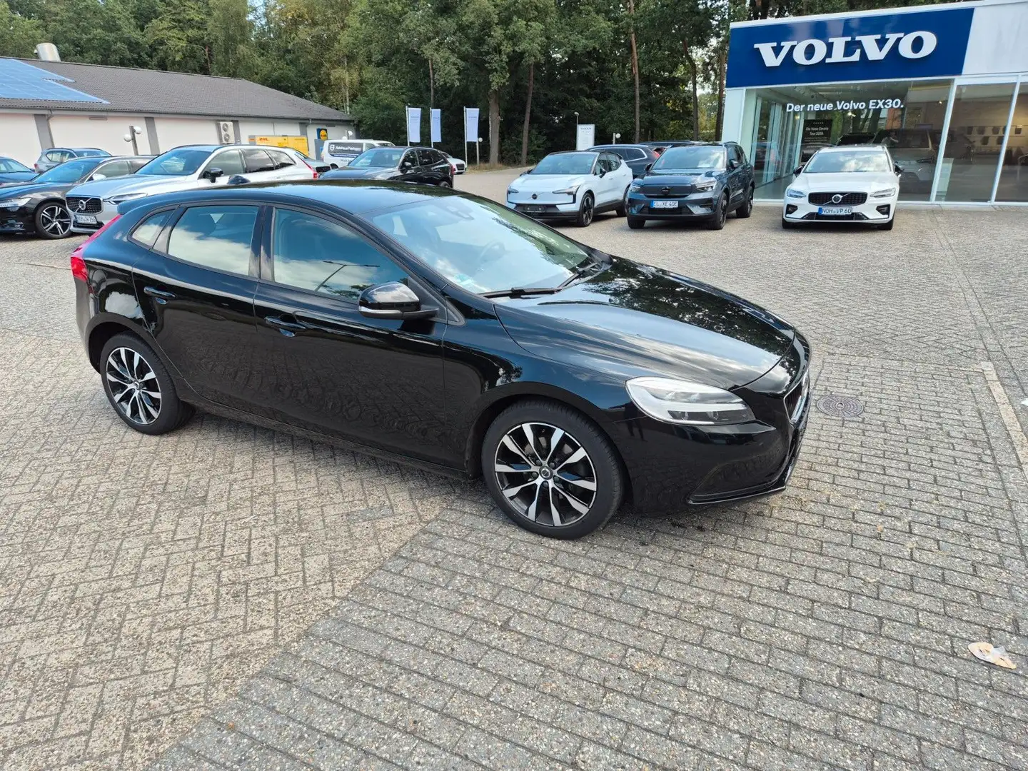 Volvo V40 Momentum T2 Schwarz - 1