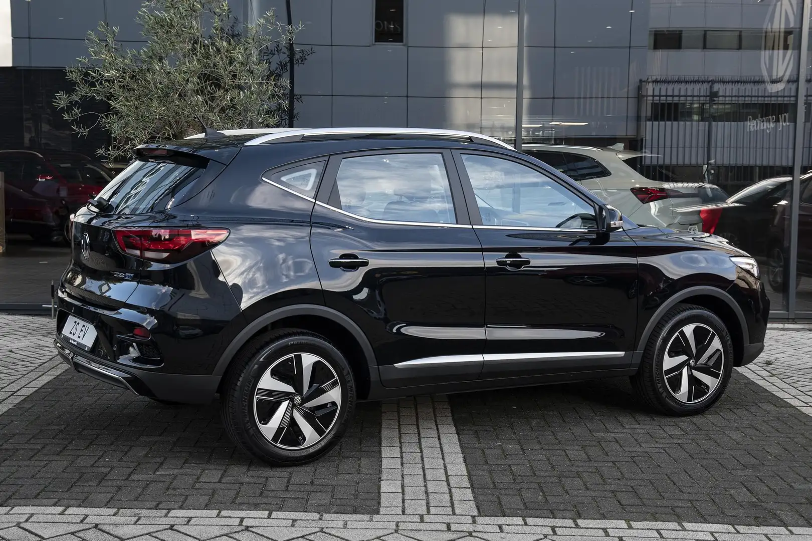MG ZS EV Long Range Luxury 70 kWh 440 KM WLTP | Panorama Zwart - 2
