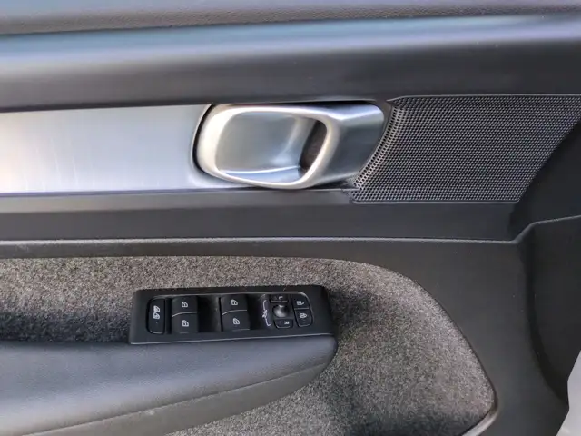 Volvo XC40 view 12