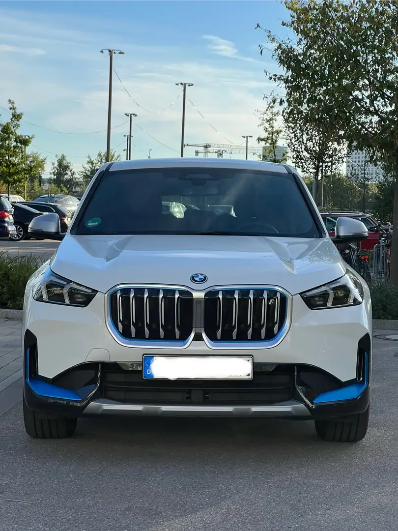 BMW iX1 30 xDrive xLine Weiß - 2
