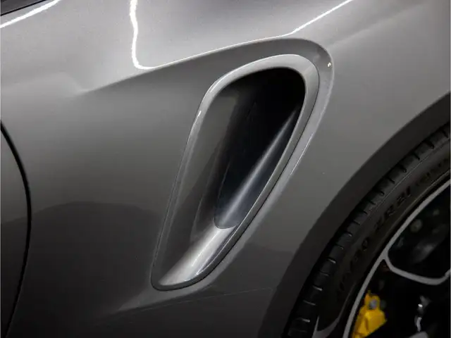 Porsche 992 view 14