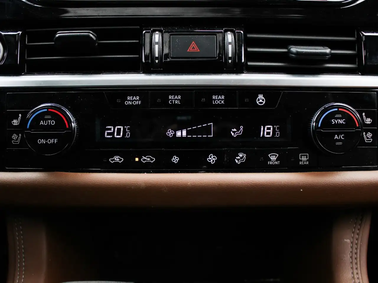 Nissan Pathfinder снимка Nissan Pathfinder