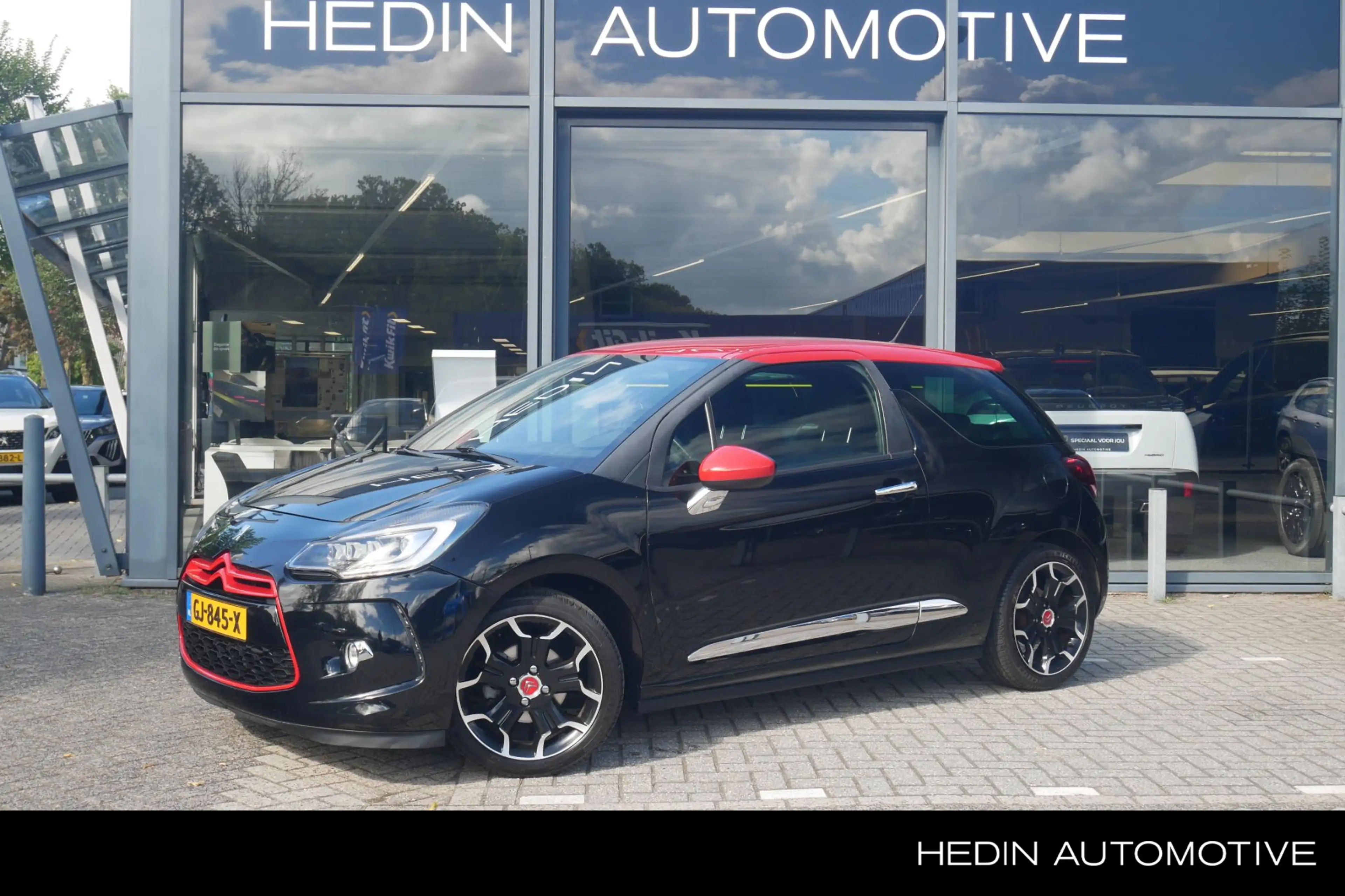DS Automobiles DS 3 1.2 110PK So Red | Navigatie | Bluetooth | Cruise