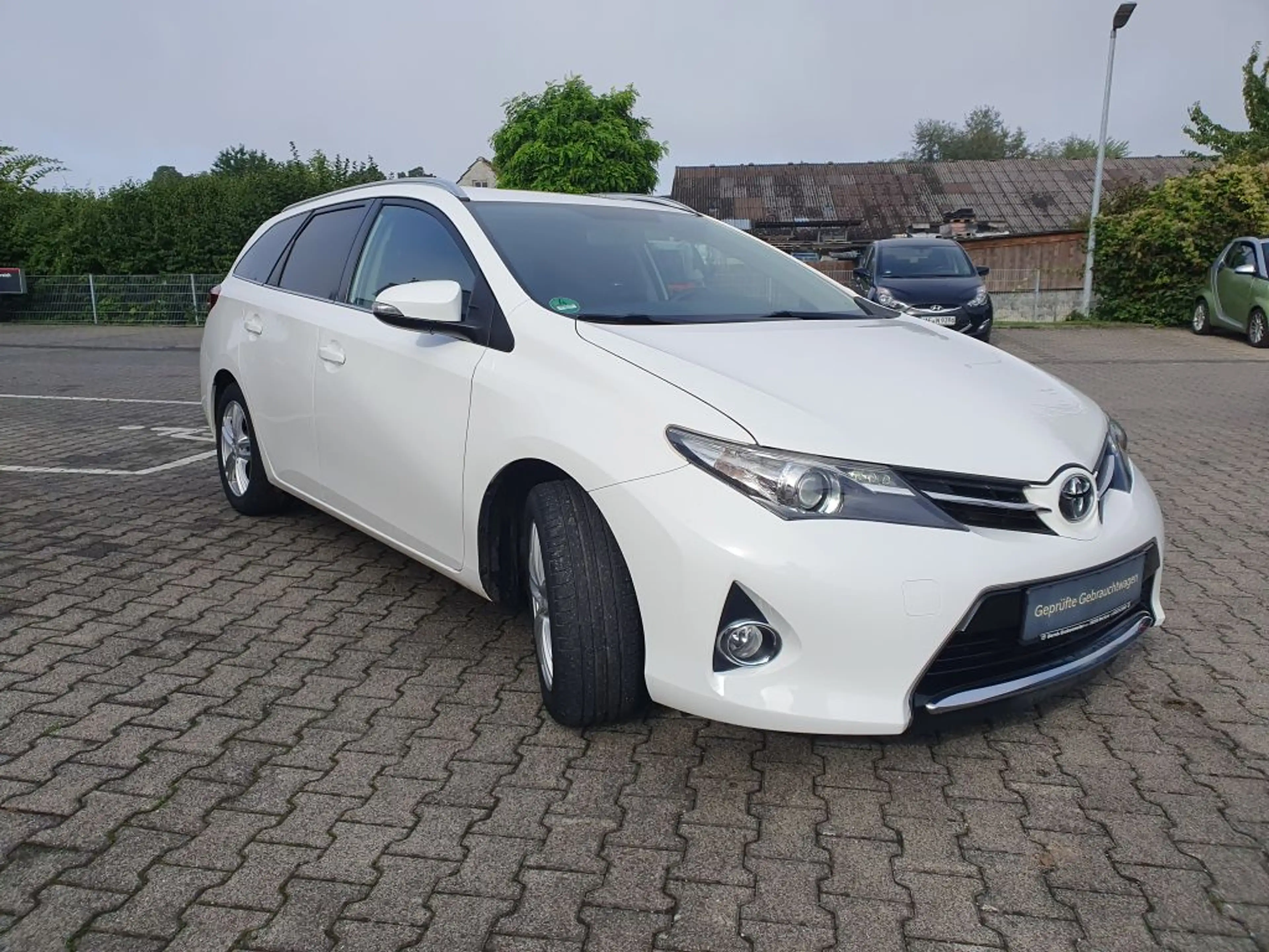 Toyota Auris 1.33 Dual-VVT-i Touring Sports Life — photo 3