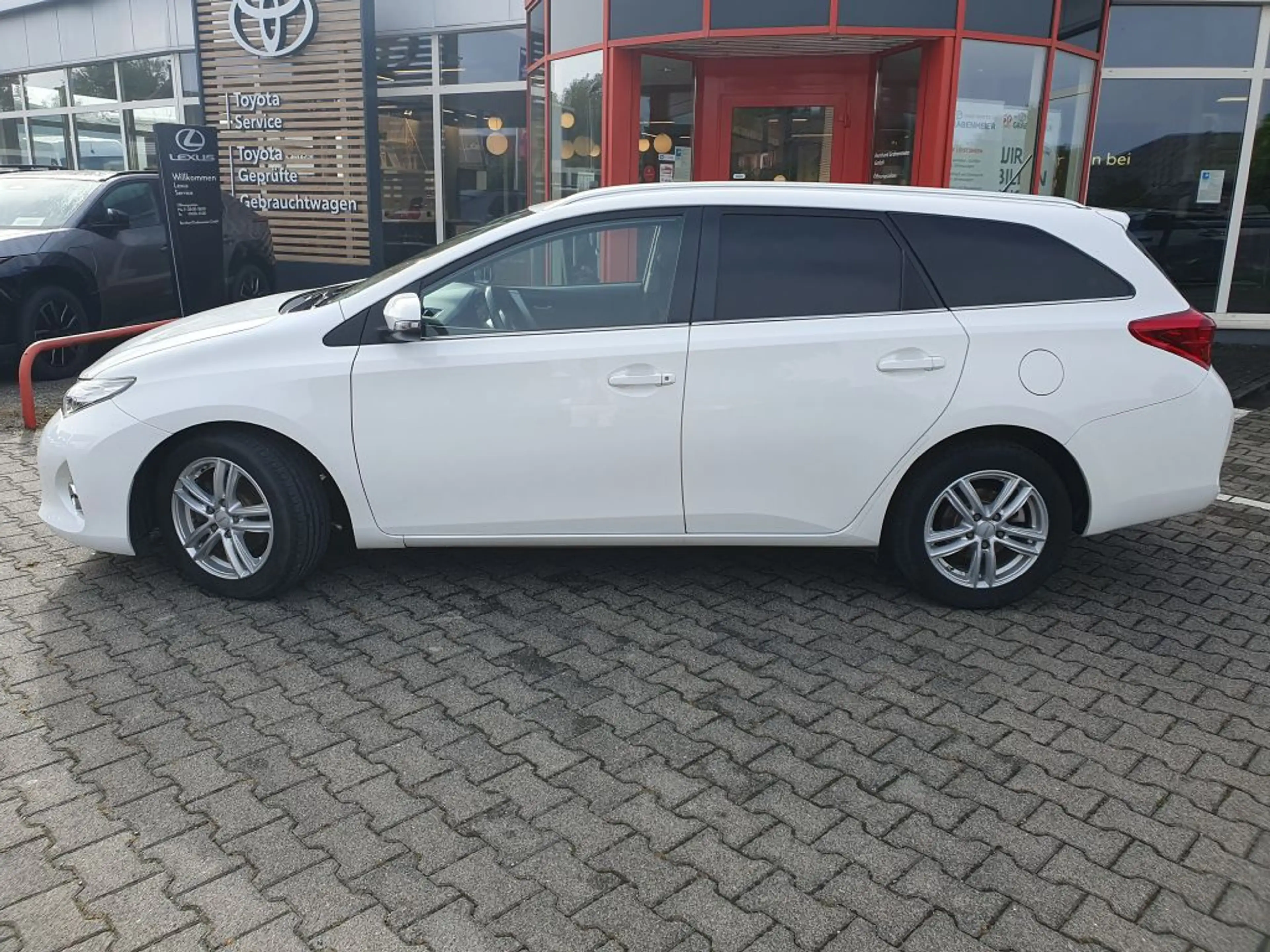 Toyota Auris 1.33 Dual-VVT-i Touring Sports Life — photo 9